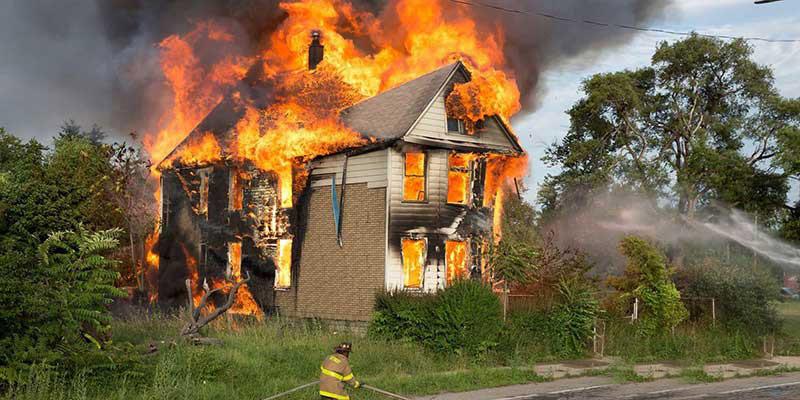 هنگام آتش سوزی منزل مسکونی چه اقداماتی باید انجام داد؟
